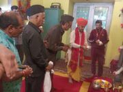 Dr Karan Singh offers prayers at Gadadhar Temple, Hazratbal Shrine