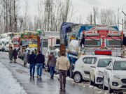 Jammu-Srinagar national highway remains closes, 400 vehicles stranded